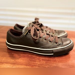 Converse Unisex Chuck Taylor All Star.  Leather Lace up Low Top
